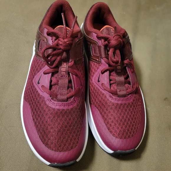 NWOB Ladies Nike MC Trainer Athletic Running Training Shoes Sneakers Burgundy - Picture 2 of 5